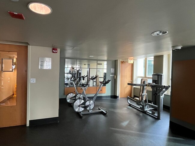 Building Photo - 345 N La Salle Dr