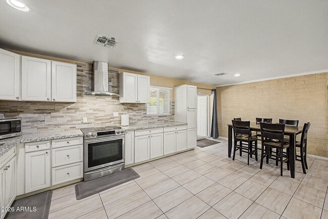 Building Photo - 515 E Vista Del Cerro Dr