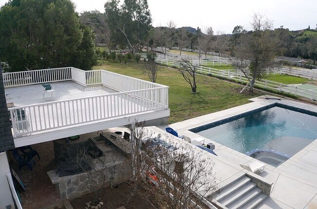 Building Photo - Great horse property in Del Luz!