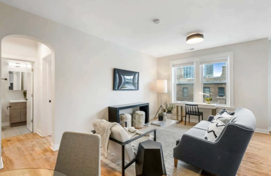 Building Photo - 659 W Wrightwood Ave