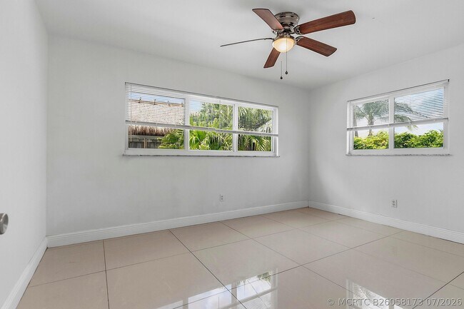 Building Photo - 2910 NE 40th Ct