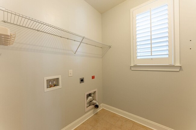 Building Photo - 3 Bedroom 2.5 Bath House in Boltons Landin...