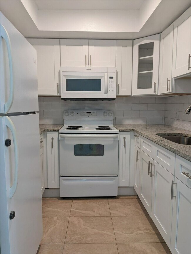 Building Photo - Renovated, spacious and good storage in Tyrone area apartment