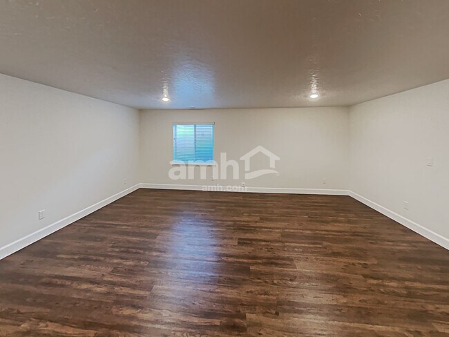 Building Photo - 3055 E N Vlg Dr
