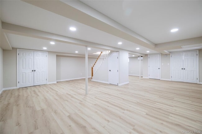 Building Photo - 3883 Franklin Ave