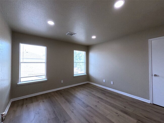 Building Photo - 17107 Westminster Village Ct