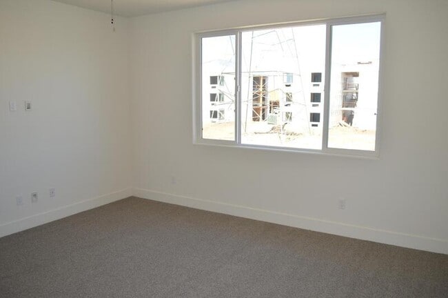 Building Photo - 2465 Pineda Dr