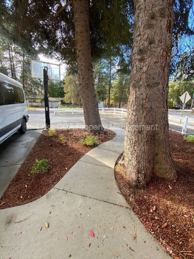 Building Photo - 3870 N Honeysuckle Dr