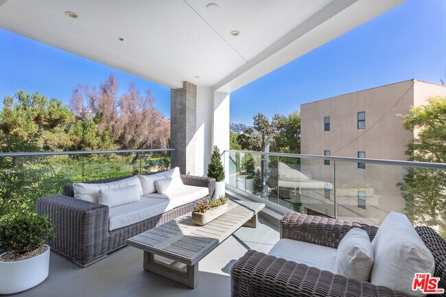 Building Photo - 460 N Palm Dr