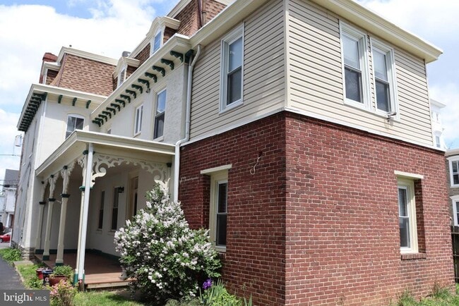 Building Photo - 421 Lyceum Ave