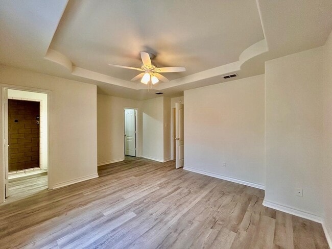 Building Photo - 1000 Ranchway Dr