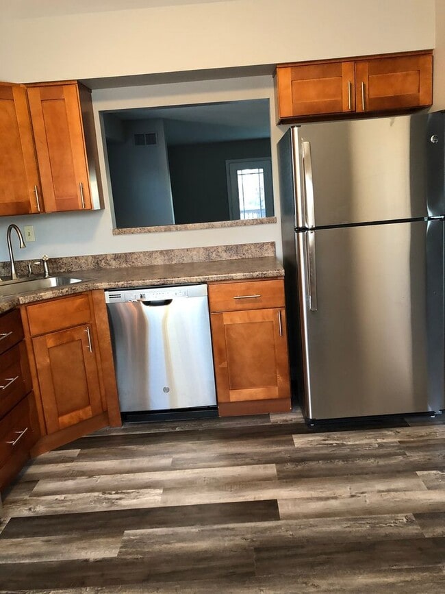 Building Photo - 2 bedrrom + basement Townhouse with Waterviews in Bristol. Large Private Backyard w Deck.