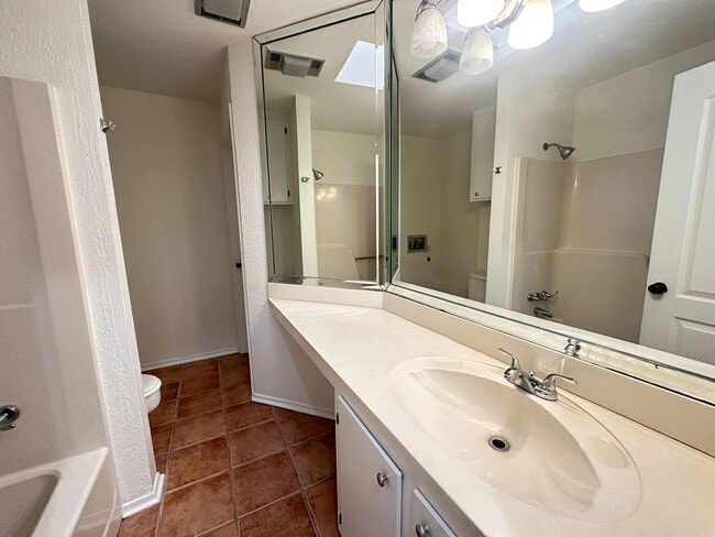 Building Photo - Cozy Townhome close to Mansfield Road....