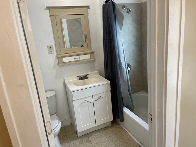 Bathroom - 1623 Parmele St