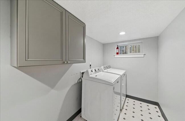 Building Photo - Bright, Spacious Home in Prime Southeast B...