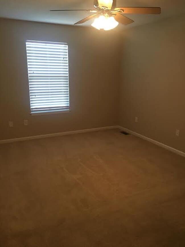 Building Photo - Updated 3x3.5 near Clinton Lake!