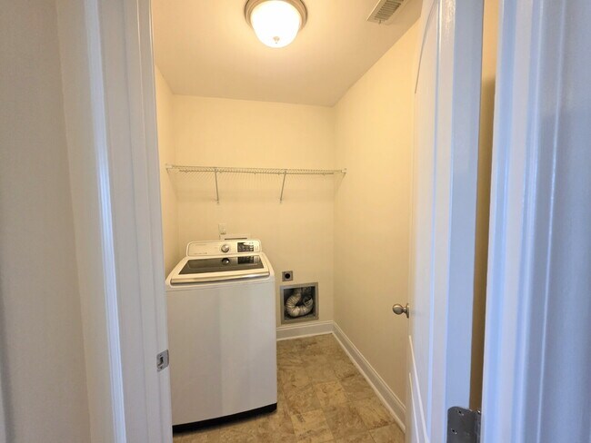 Building Photo - Beautiful Wilmington Floor Plan In Wedgefi...