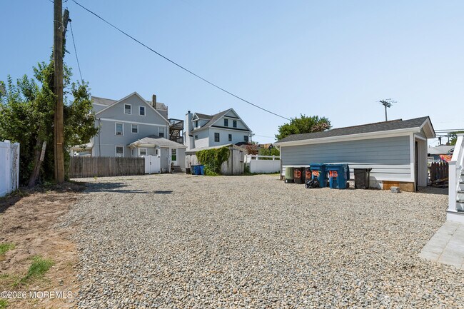 Building Photo - 113 12th Ave