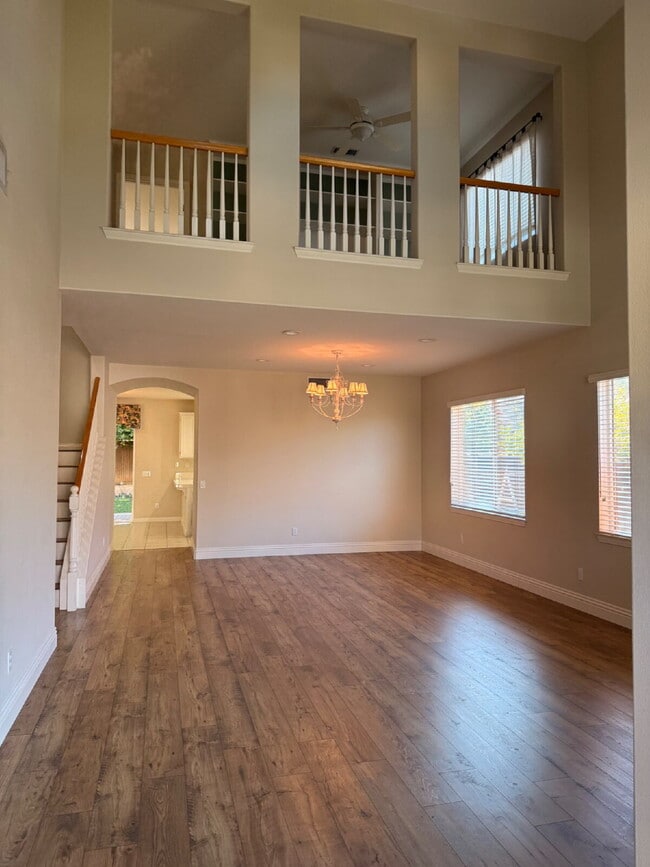 Building Photo - Spacious 5-Bed Family Home w/ 3-Car Garage Near Top Schools in Orange Crest.  One large bedroom a...