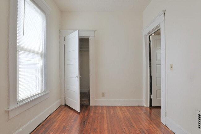 Building Photo - 3 Bedroom , 2 Bath Newly Renovated Townhouse - Right off of High St - FREE Washer / Dryer and Off...