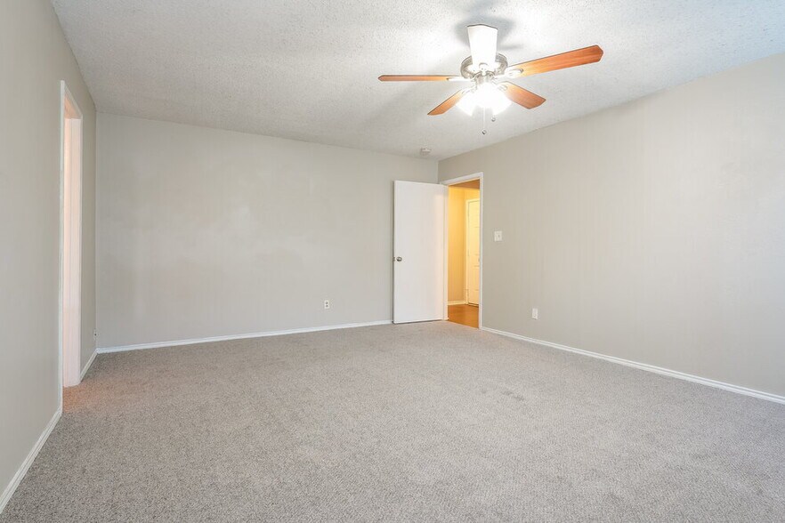 Building Photo - 6419 Twin Spruce Ct