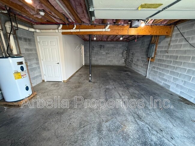 Building Photo - 2121 S Greenwood Dr