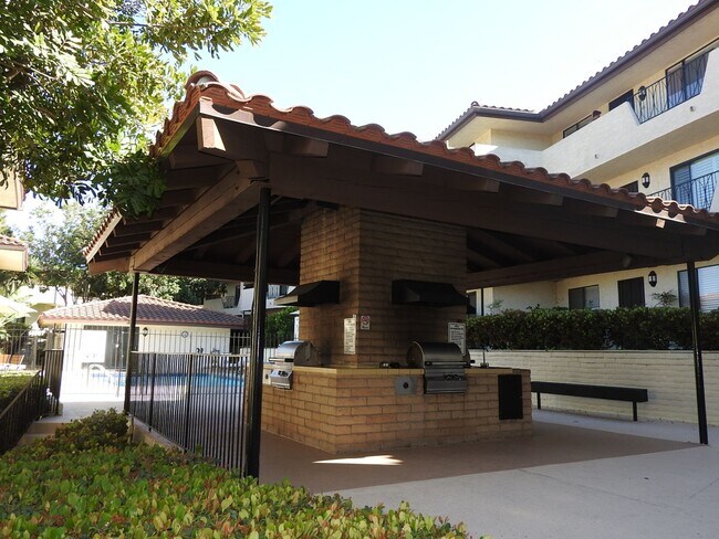 Building Photo - Lovely 2 bed 2bath with Stunning Views