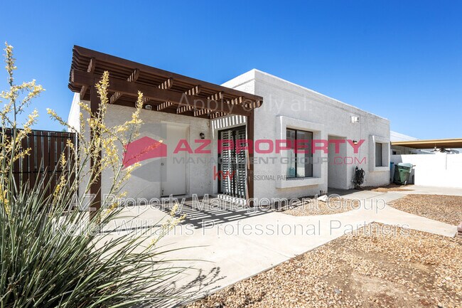 Building Photo - 938 E Villa Maria Dr