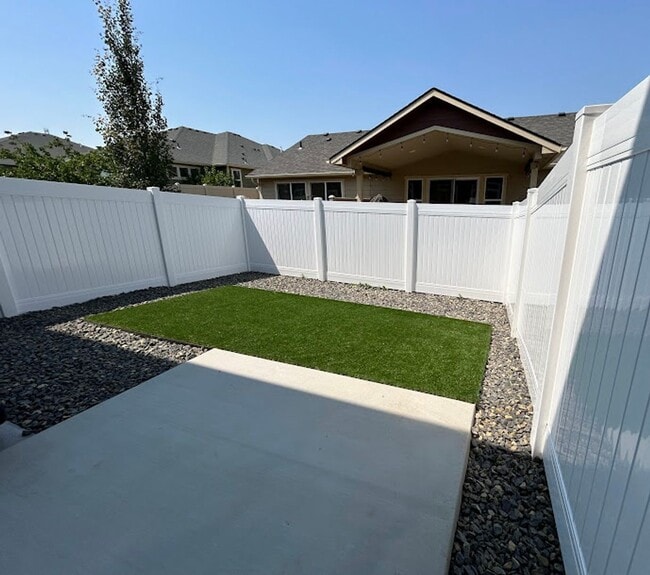 Building Photo - 3 Bedroom 2.5 Bathroom Townhome