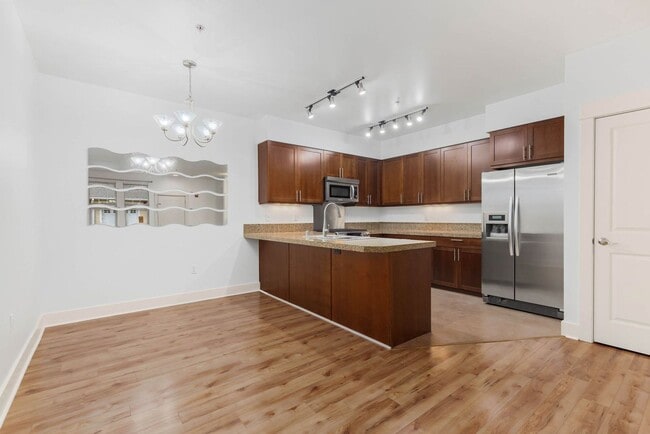 Building Photo - Prime Redmond Location!!!