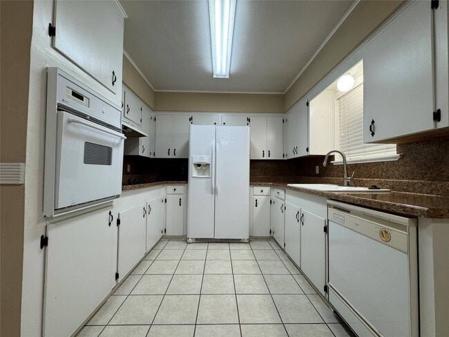 Building Photo - 1812 Dolphin Dr