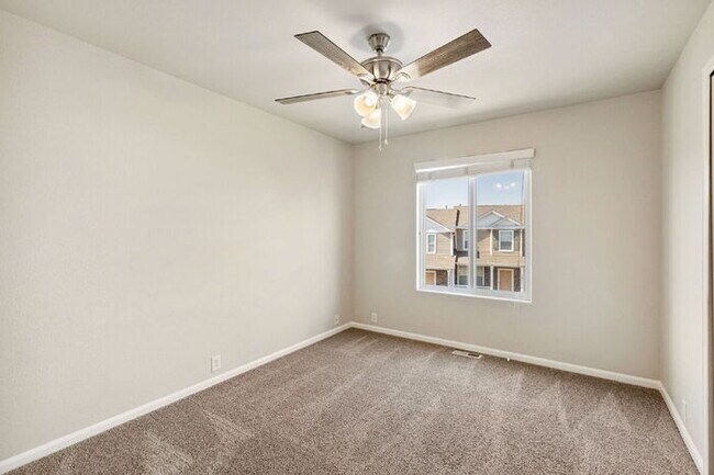 Building Photo - Granite Kitchen, Central AC, Oversized Gar...