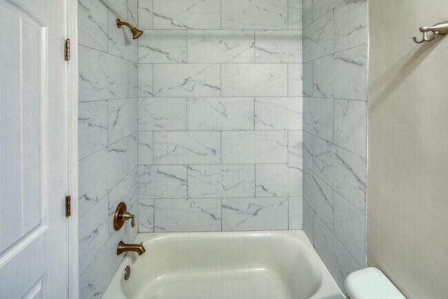 Building Photo - 2 Bed, 2 Bath Available Now!