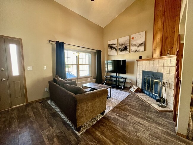 Building Photo - Beautiful townhome available in D20 Briargate!