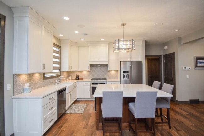 Building Photo - 912 S Torrey Pine Ln