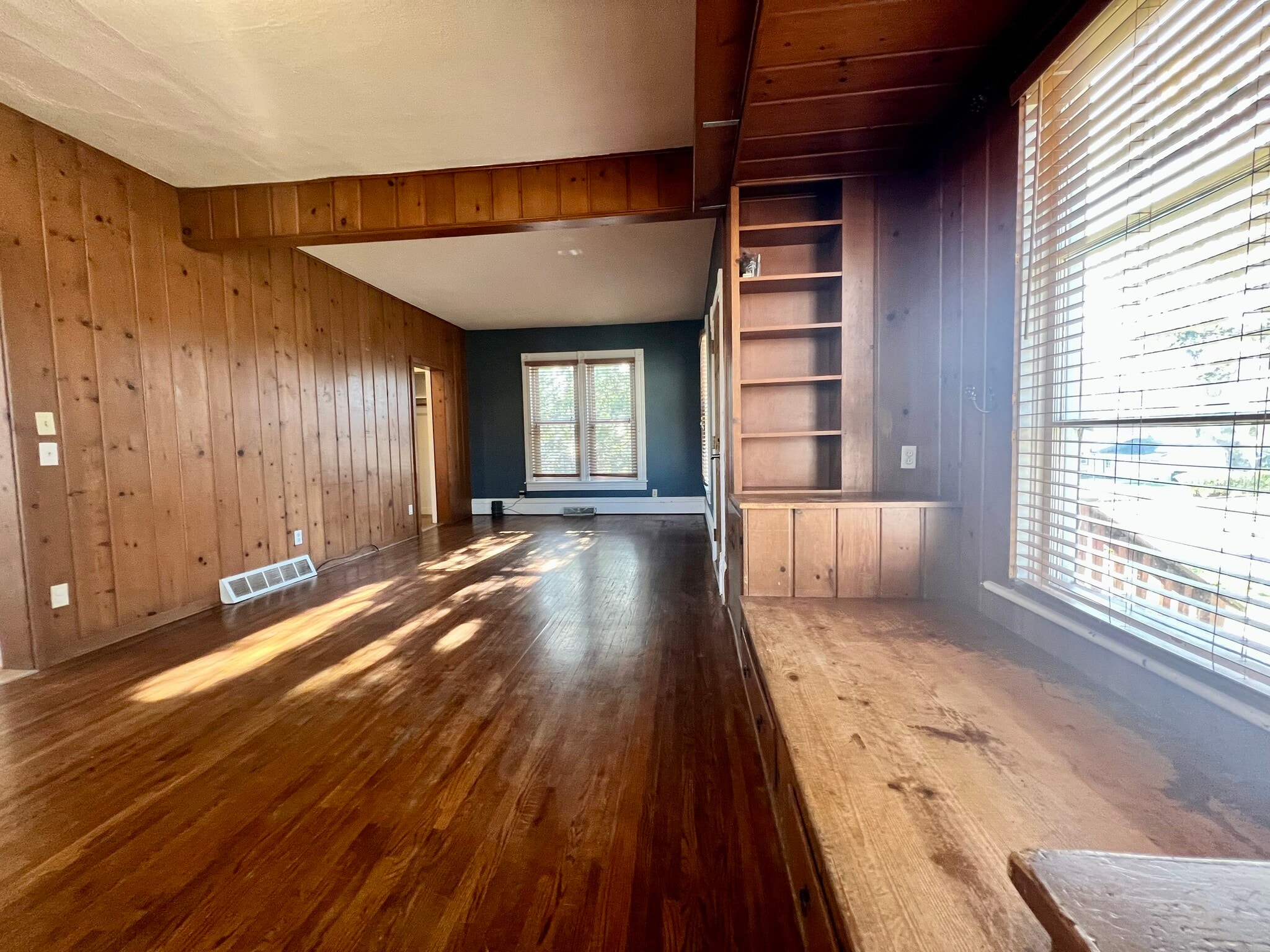 Living Room & Day Bed - 1323 W 2nd St