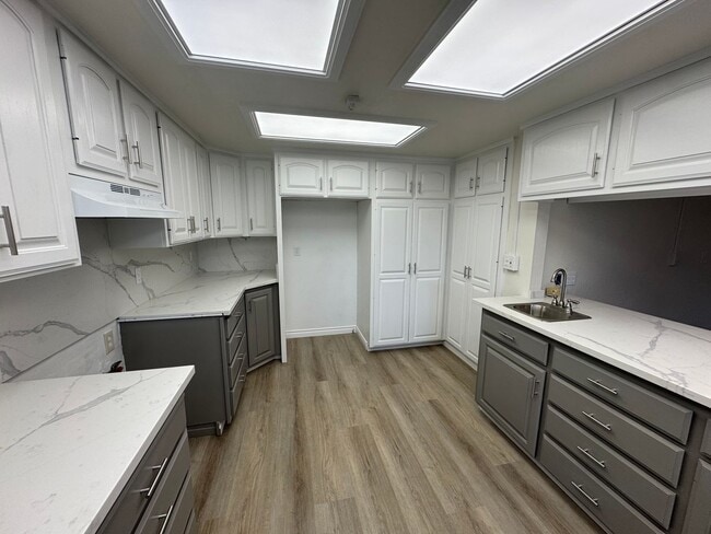 Building Photo - 5 Bedroom, 3.5 Bath, Beautiful 1,856 SQ FT...