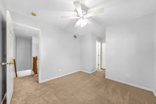 Building Photo - 2 Bedroom 2.5 Bath 1 Car Garage located in...