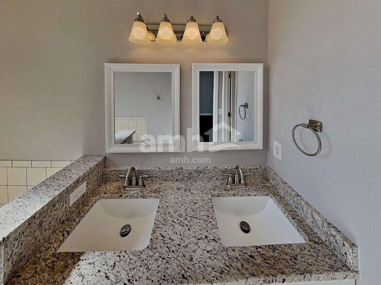 Building Photo - 1560 Mountclair Ct