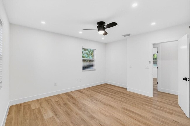 Building Photo - 2 BEDROOMS 1 BATHROOM!