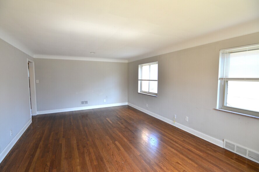 Building Photo - 4146 South Ave