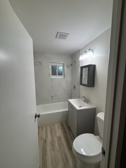 Building Photo - 14605 Des Plaines St