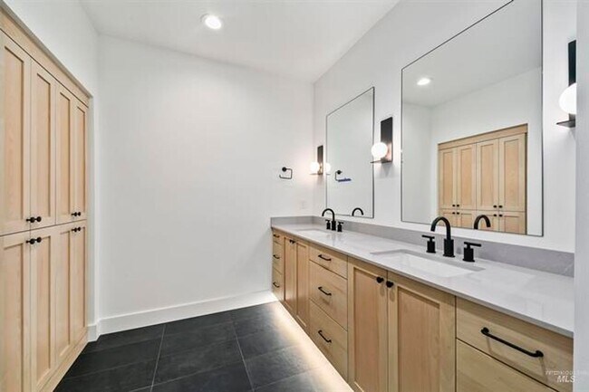 Building Photo - AstoriaTownHome