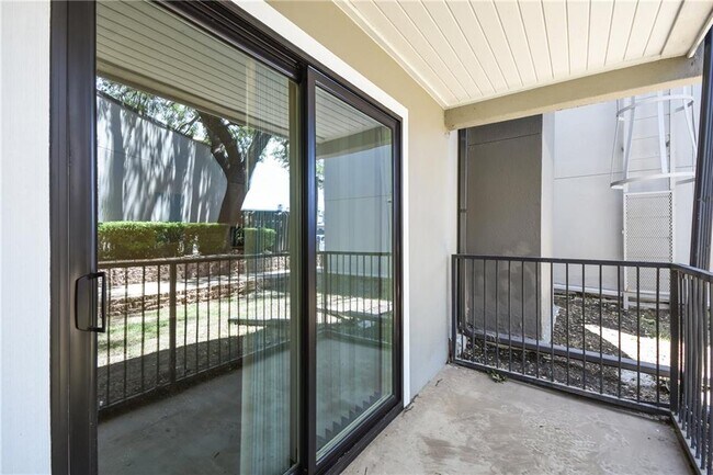 Building Photo - 935 La Posada Dr