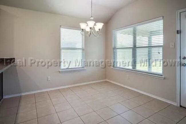 Building Photo - Charming Newer Home Master-planned communi...