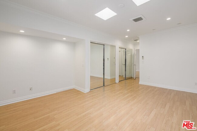 Building Photo - 8760 White Oak Ave