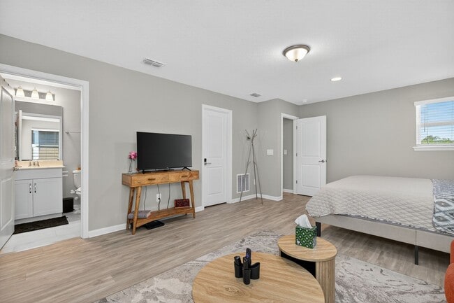 Building Photo - Fully Upgraded Home