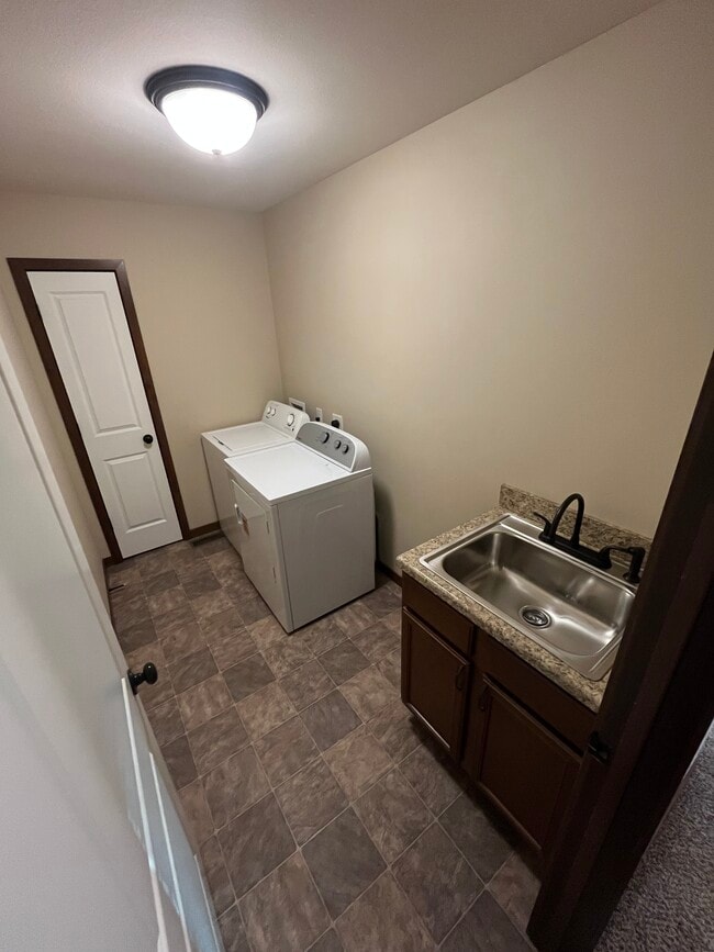 Building Photo - 55 Jaro Wy