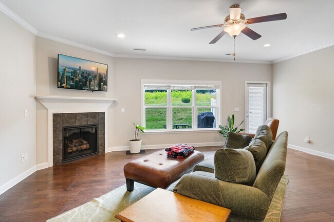Building Photo - 3-Bedroom Townhome Available Eary July!