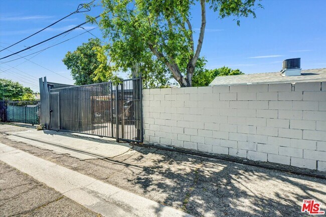 Building Photo - 13110 Pinney St